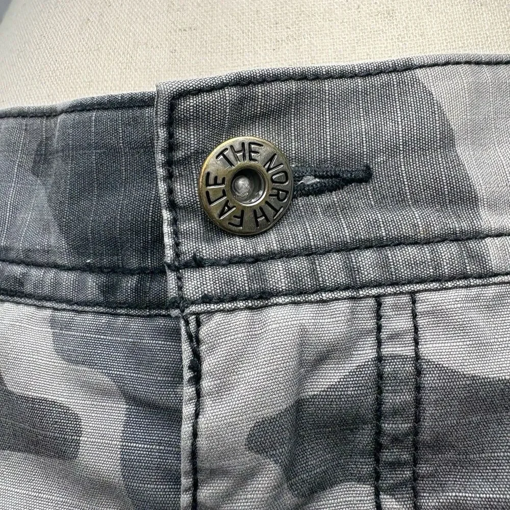The North Face Men's Size 38 R Cargo Shorts Camouflage Pockets 11'' Inseam Gray